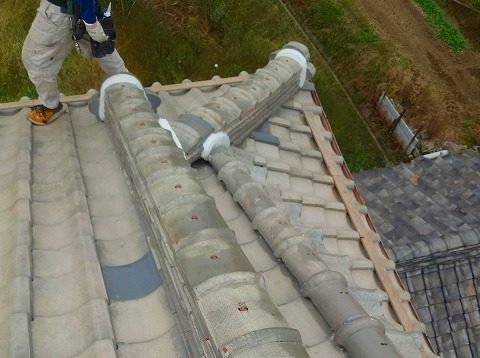 明石市の漆喰の改修の修繕を行う職人